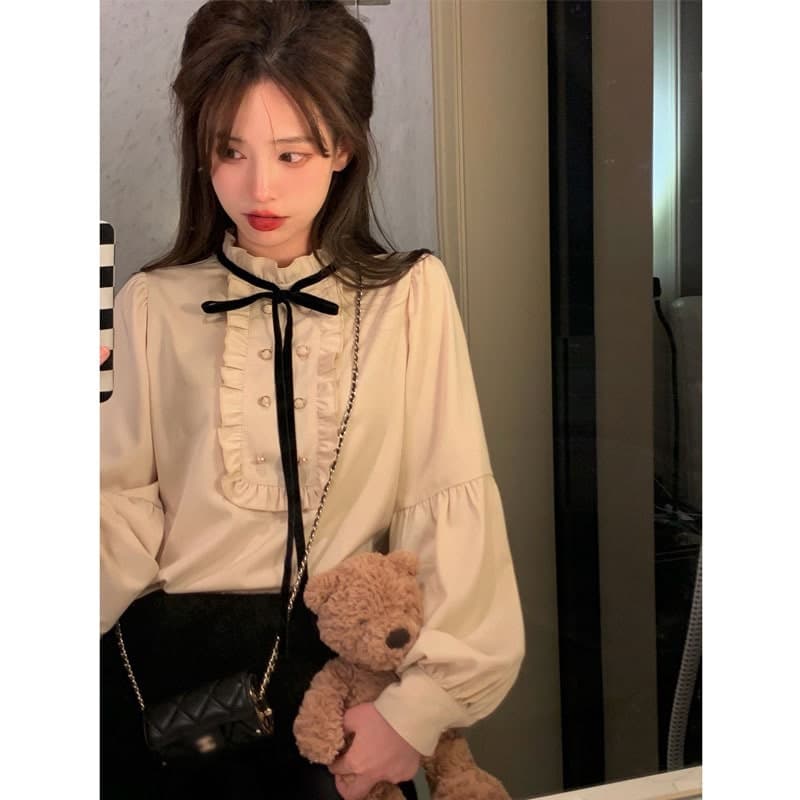 地雷系ファッションブラウス 胸元のフリルが可愛い