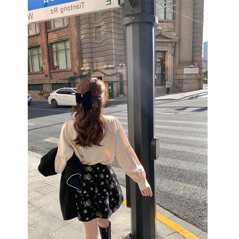 地雷系ファッションブラウス 胸元のフリルが可愛い