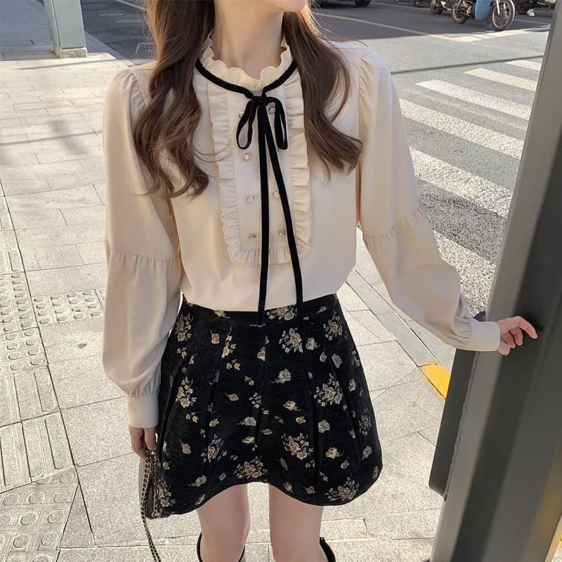 地雷系ファッションブラウス 胸元のフリルが可愛い