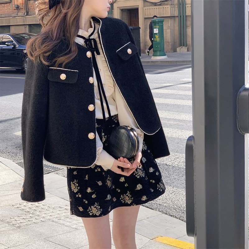 地雷系ファッションブラウス 胸元のフリルが可愛い