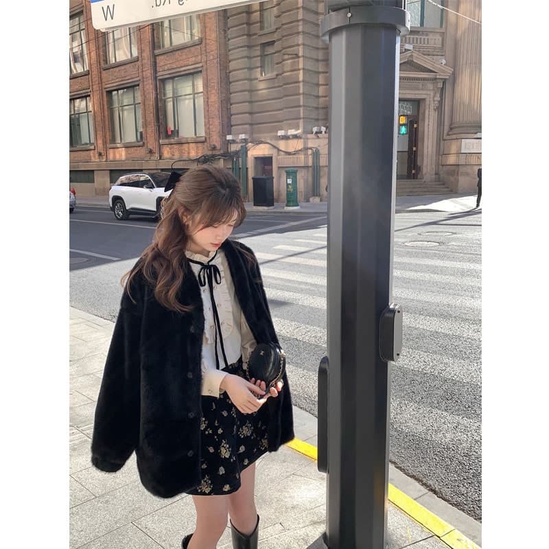 地雷系ファッションブラウス 胸元のフリルが可愛い