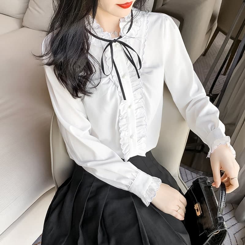 地雷系ファッションフリルブラウス 胸元のフリルが素敵