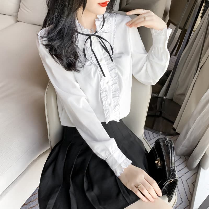 地雷系ファッションフリルブラウス 胸元のフリルが素敵