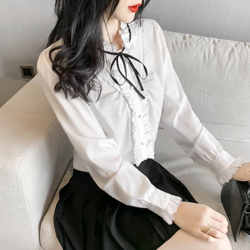 地雷系ファッションフリルブラウス 胸元のフリルが素敵