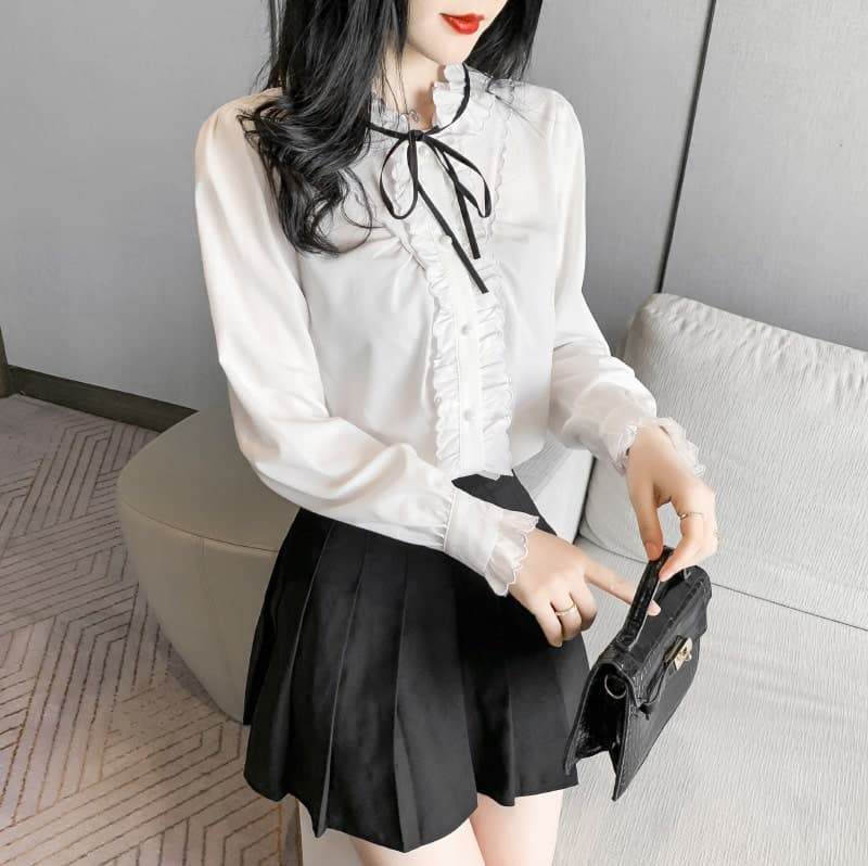 地雷系ファッションフリルブラウス 胸元のフリルが素敵