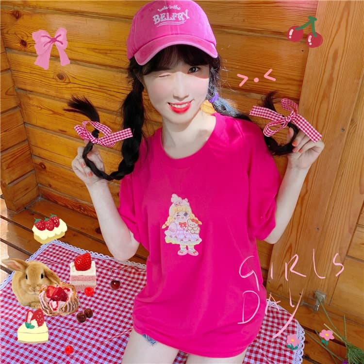 地雷系ファッション ロリータガールの刺繡が入ったTシャツ