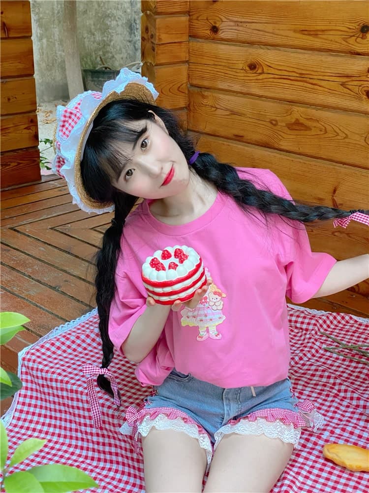地雷系ファッション ロリータガールの刺繡が入ったTシャツ