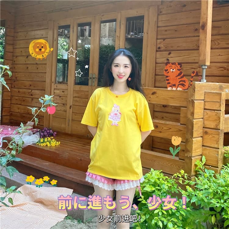 地雷系ファッション ロリータガールの刺繡が入ったTシャツ