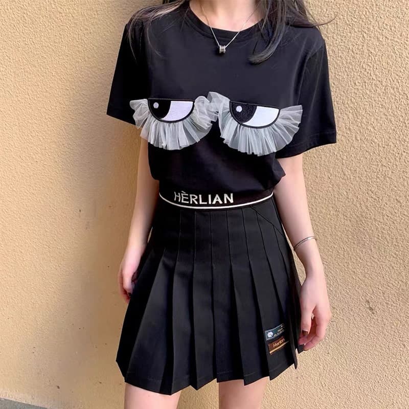 地雷系ファッション 可愛い目の刺繡が入ったTシャツ