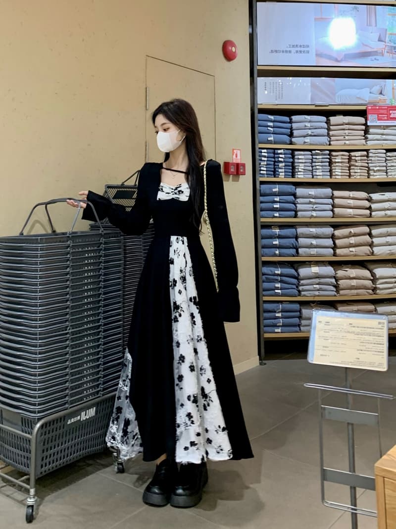 地雷系ファッション 黒色 秋に合うロングドレス