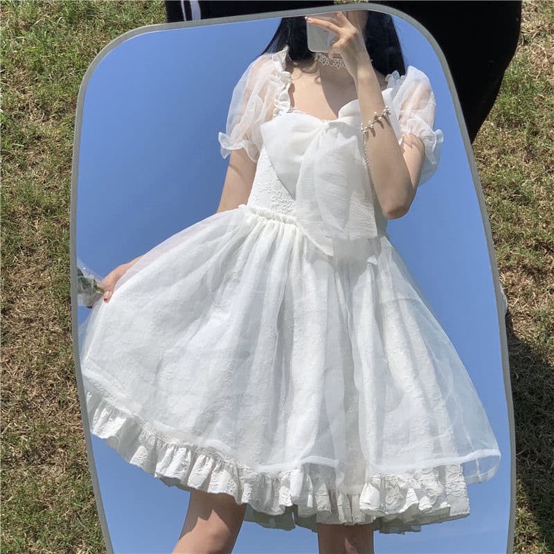 地雷系ファッション 大きなリボン 上品な素材感のワンピース