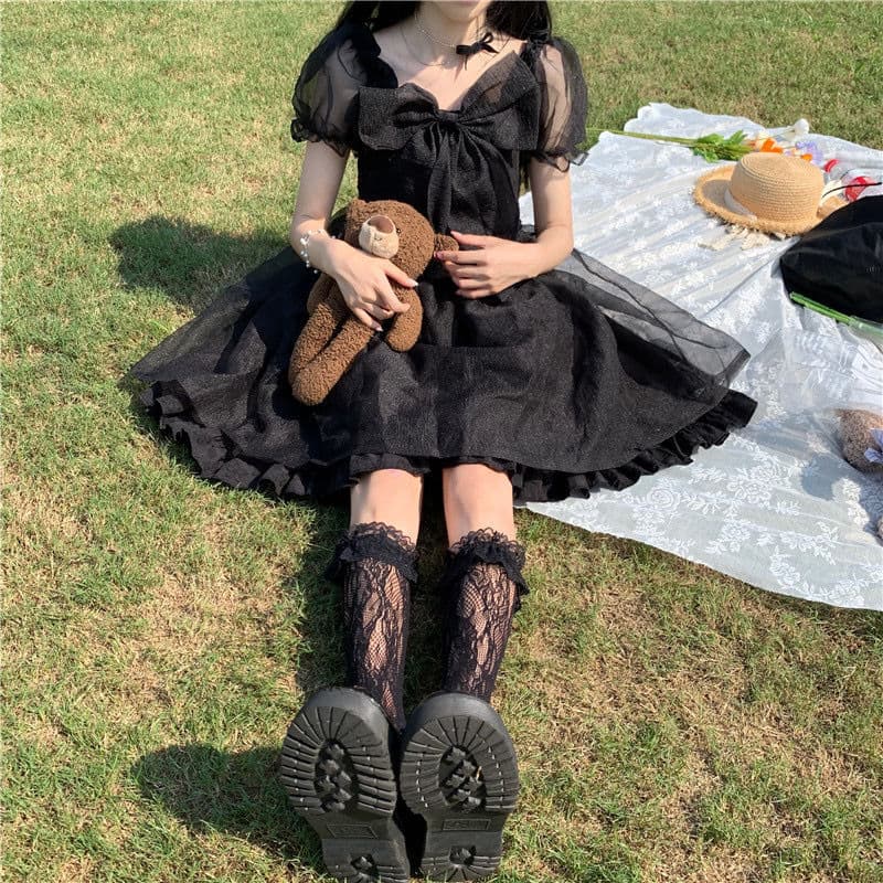 地雷系ファッション 大きなリボン 上品な素材感のワンピース