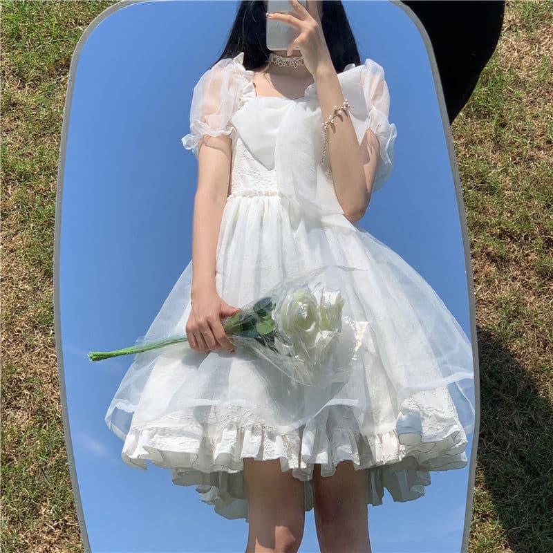 地雷系ファッション 大きなリボン 上品な素材感のワンピース