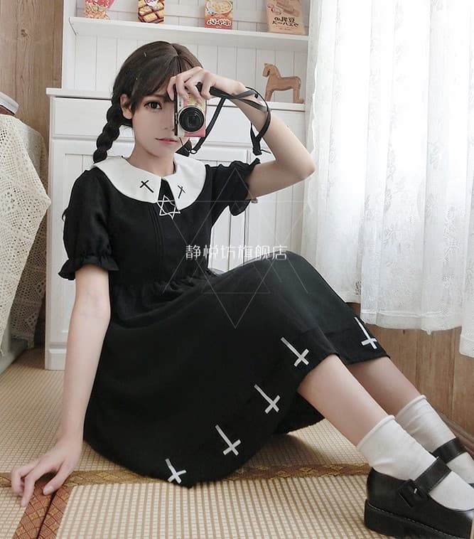 地雷系ファッション ゴシックなデザインのワンピース