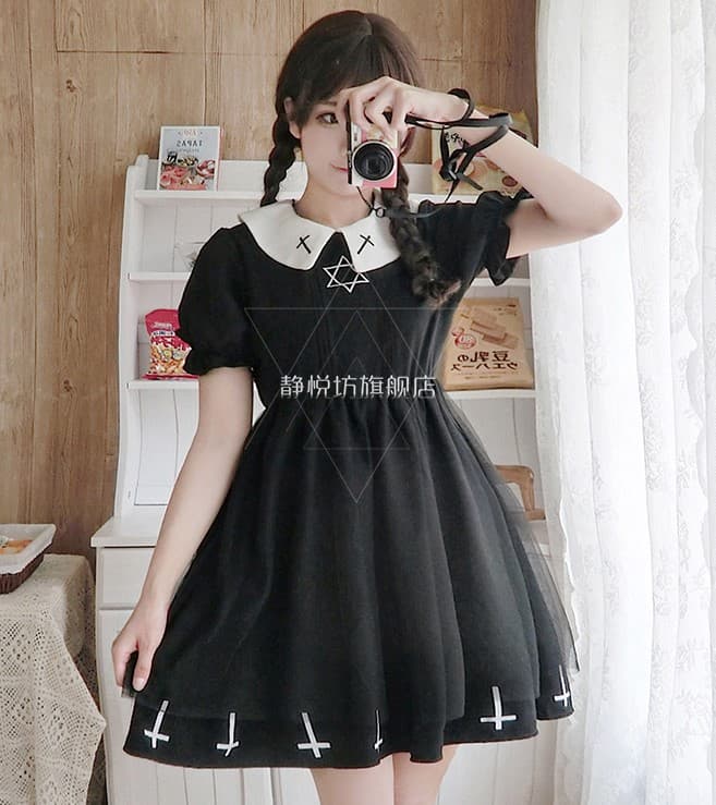 地雷系ファッション ゴシックなデザインのワンピース