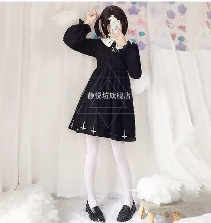 地雷系ファッション ゴシックなデザインのワンピース