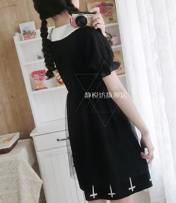 地雷系ファッション ゴシックなデザインのワンピース