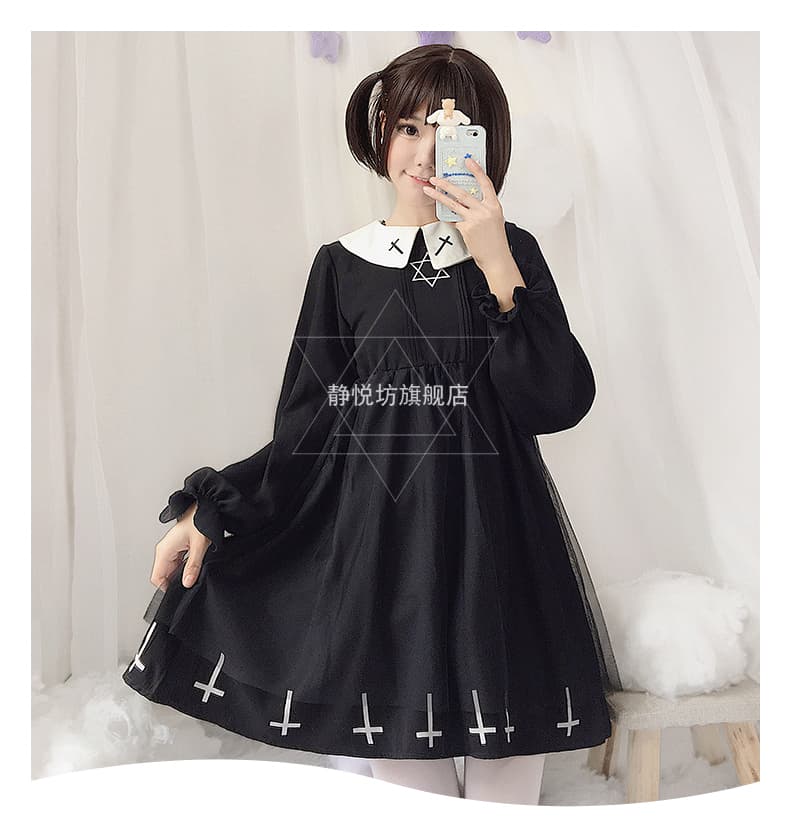地雷系ファッション ゴシックなデザインのワンピース